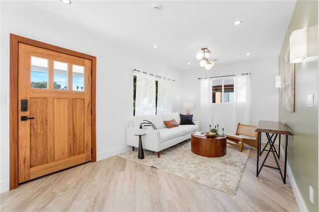 5126 6th Ave, Los Angeles, CA 90043