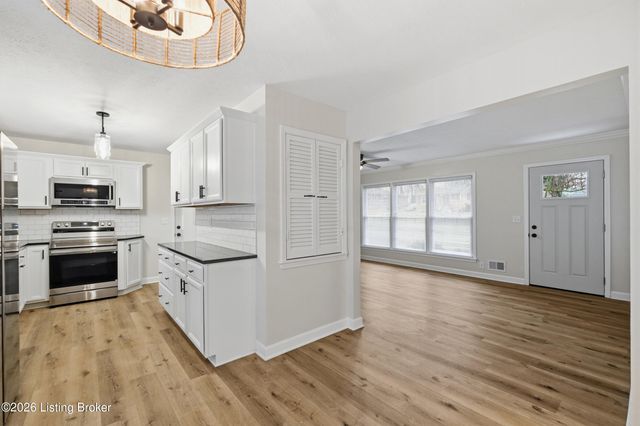 8314 St Armands Ct, Louisville, KY 40219