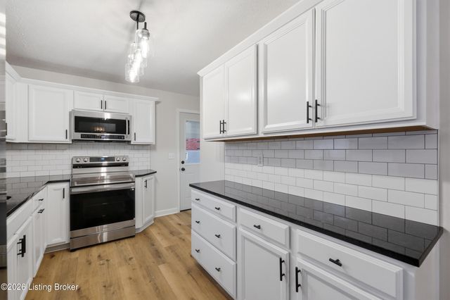 8314 St Armands Ct, Louisville, KY 40219