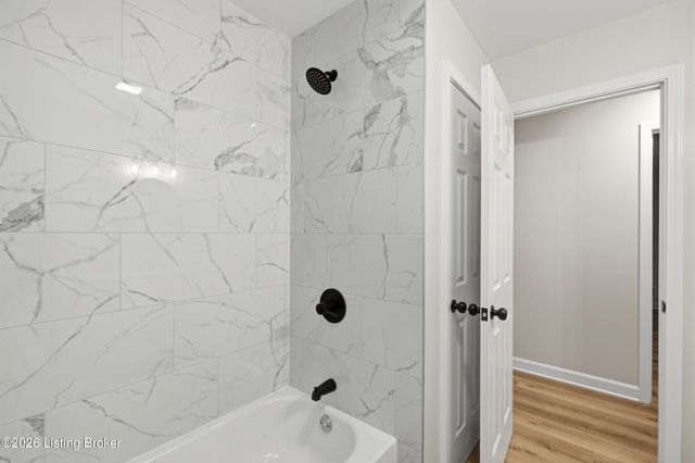 8314 St Armands Ct, Louisville, KY 40219