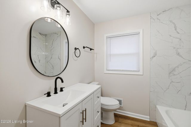 8314 St Armands Ct, Louisville, KY 40219