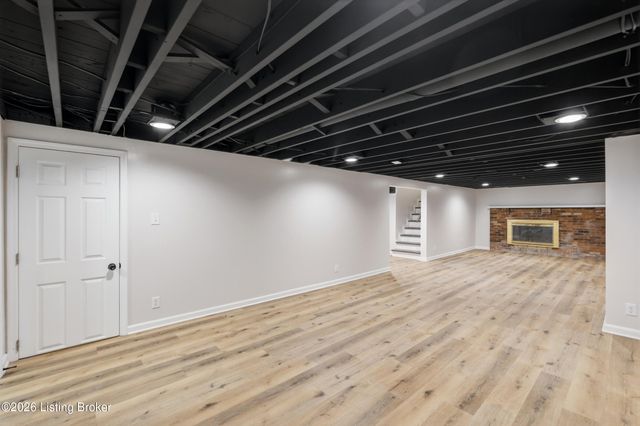 8314 St Armands Ct, Louisville, KY 40219