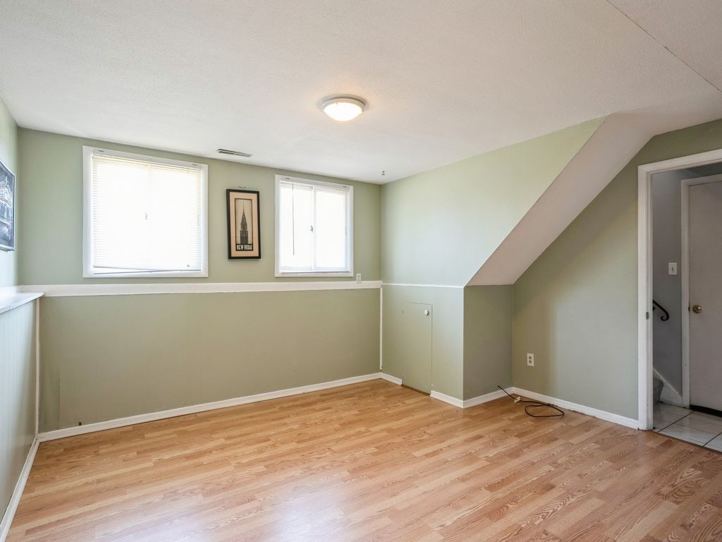 Image 10 of property listing at 718 33rd Street, West Des Moines, IA 50265