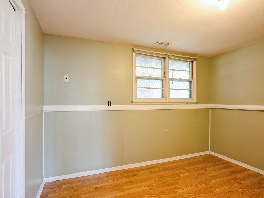Image 11 of property listing at 718 33rd Street, West Des Moines, IA 50265