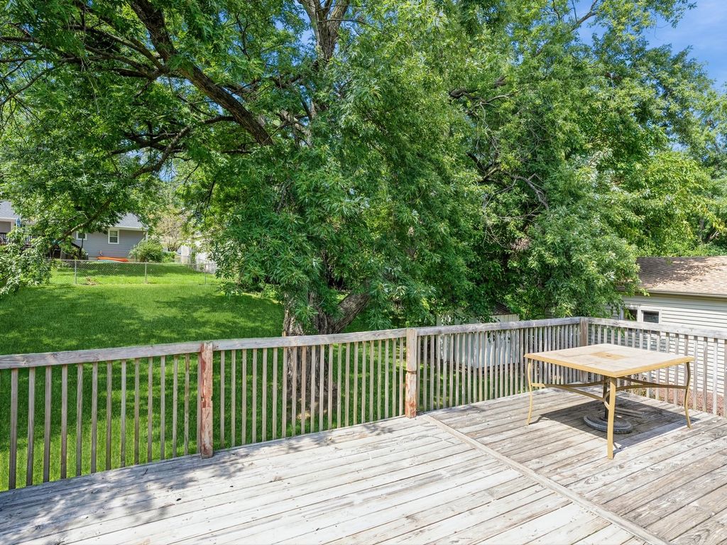 Image 12 of property listing at 718 33rd Street, West Des Moines, IA 50265