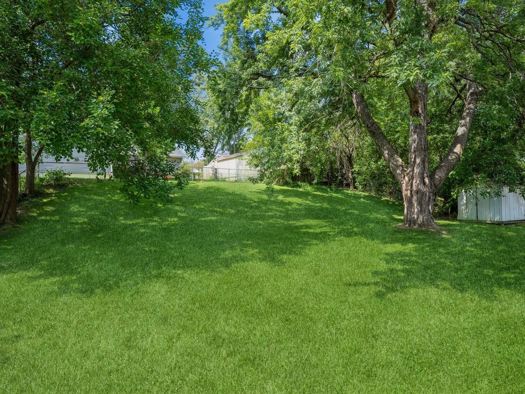 Image 13 of property listing at 718 33rd Street, West Des Moines, IA 50265