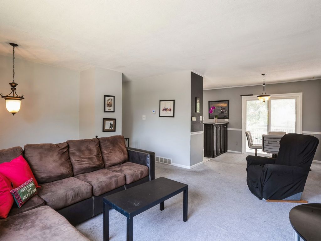 Image 4 of property listing at 718 33rd Street, West Des Moines, IA 50265