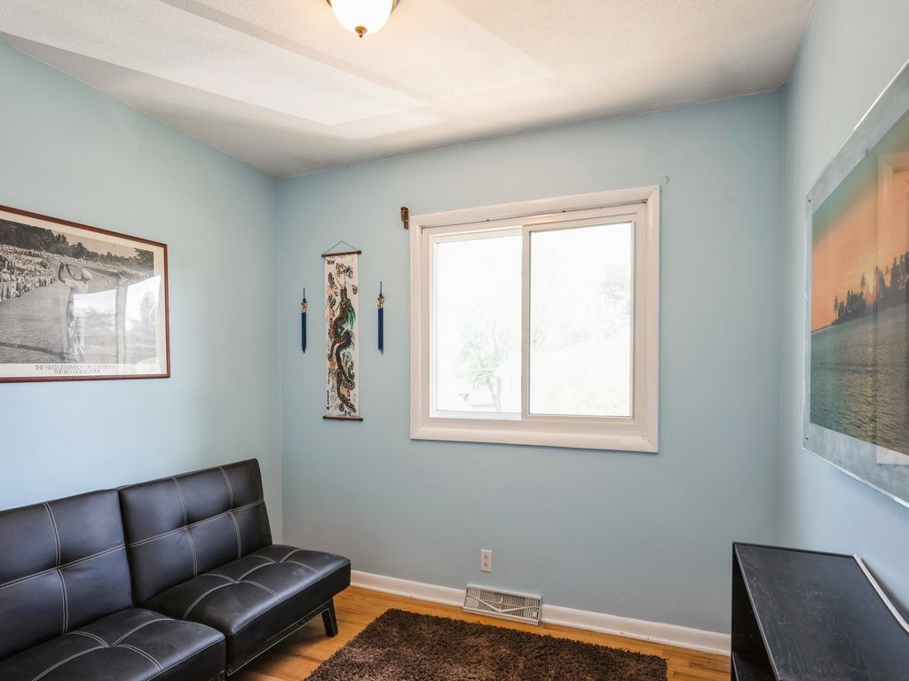 Image 5 of property listing at 718 33rd Street, West Des Moines, IA 50265