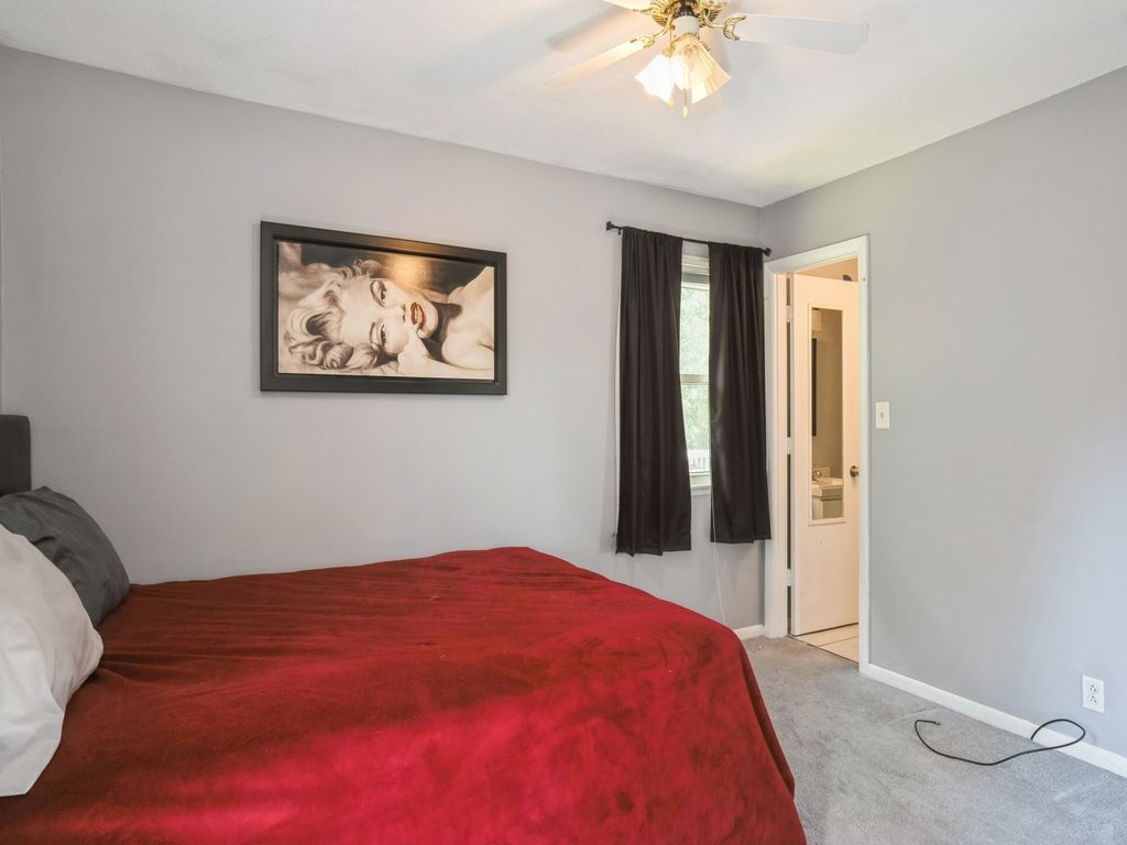 Image 7 of property listing at 718 33rd Street, West Des Moines, IA 50265