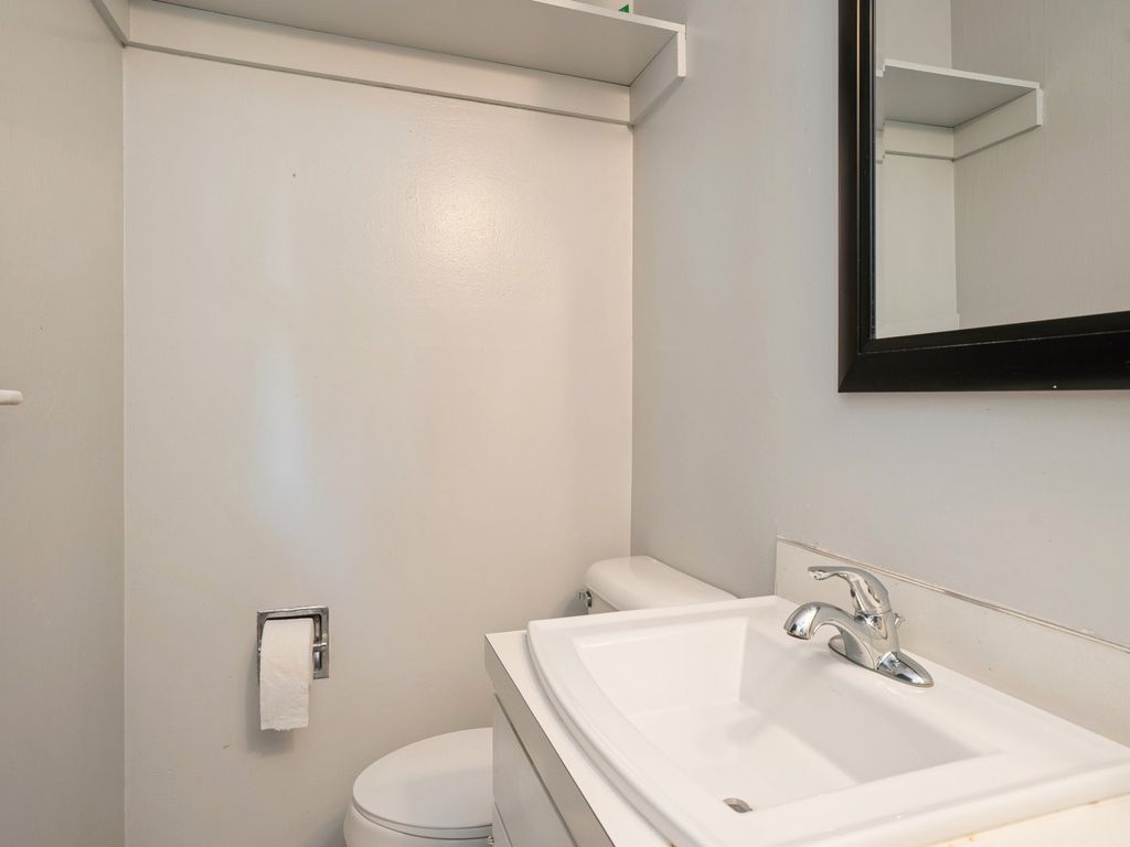 Image 8 of property listing at 718 33rd Street, West Des Moines, IA 50265