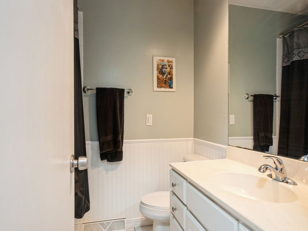 Image 9 of property listing at 718 33rd Street, West Des Moines, IA 50265