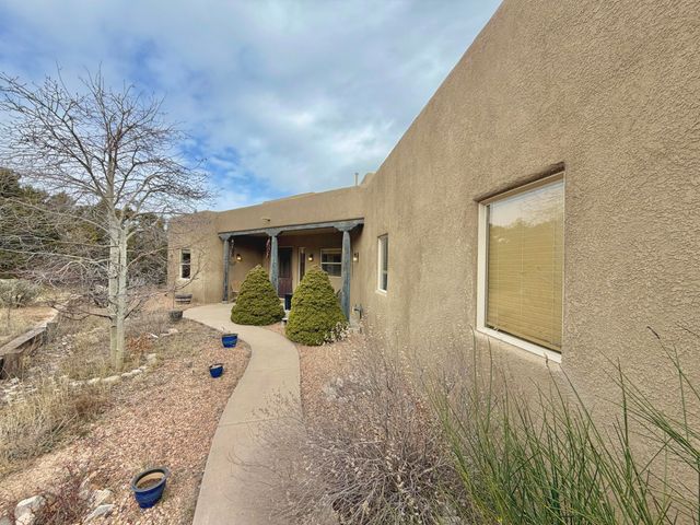29 Holiday Loop, Tijeras, NM 87059