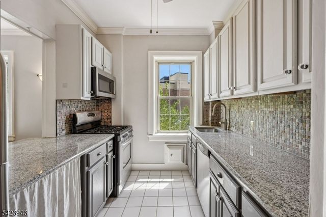 133 Summit Ave 39, Summit City, NJ 07901