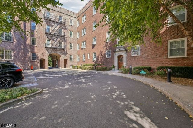 133 Summit Ave 39, Summit City, NJ 07901