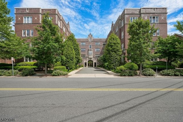 133 Summit Ave 39, Summit City, NJ 07901