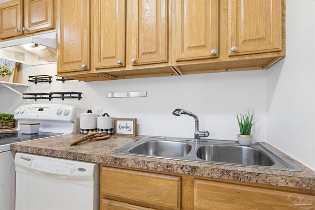 908 Rock Creek Ave, Pensacola, FL 32505