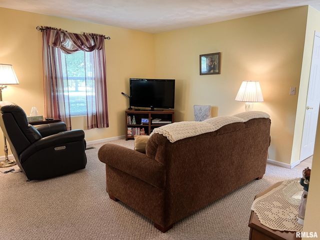 842 N MAIN Street, Washington, IL 61571