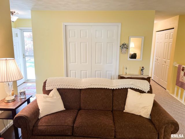 842 N MAIN Street, Washington, IL 61571