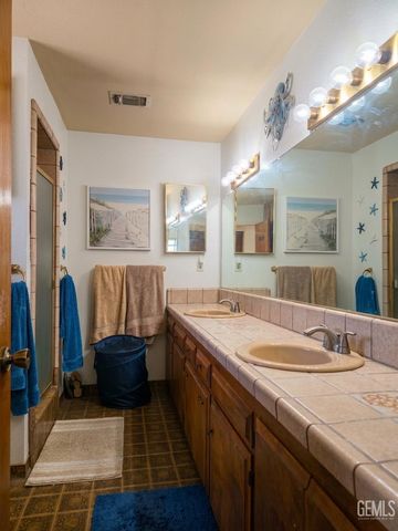 2500 Pine Street, Bakersfield, CA 93301