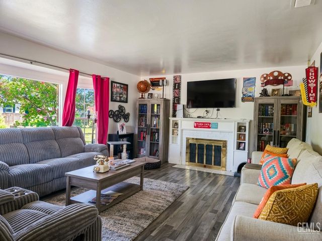 2500 Pine Street, Bakersfield, CA 93301