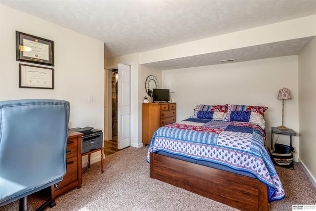 5270 W Thatcher Lane, Lincoln, NE 68528