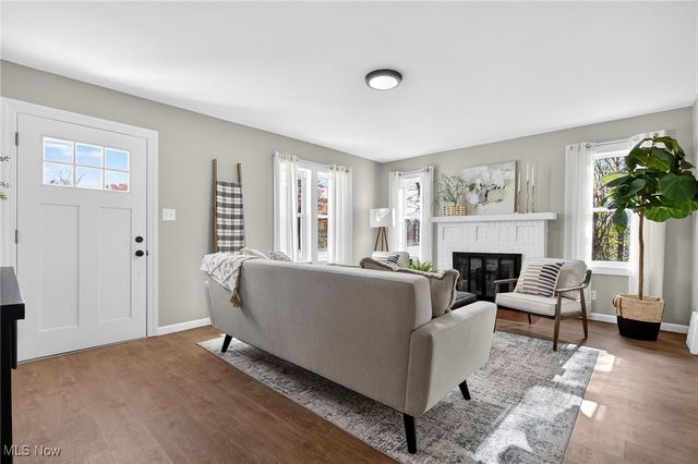 128 N Canfield Niles Road, Austintown, OH 44515