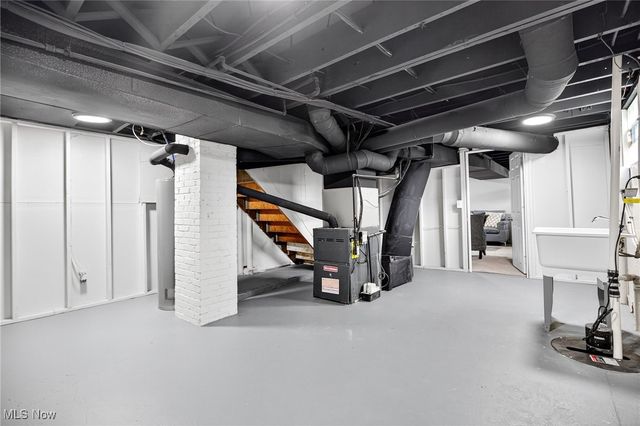 128 N Canfield Niles Road, Austintown, OH 44515