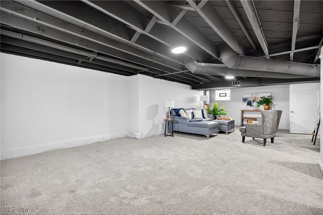 128 N Canfield Niles Road, Austintown, OH 44515