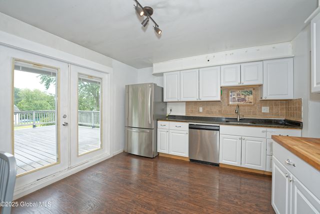 35 Zelenke Drive, North Greenbush, NY 12198