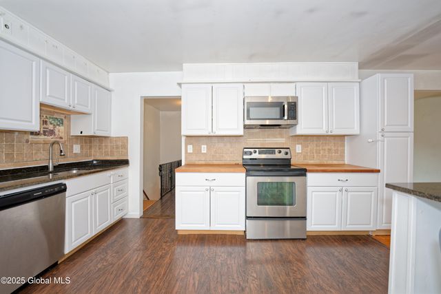 35 Zelenke Drive, North Greenbush, NY 12198