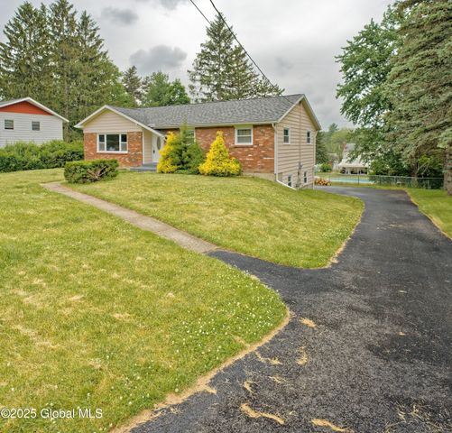 35 Zelenke Drive, North Greenbush, NY 12198