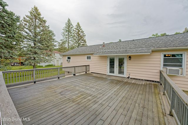 35 Zelenke Drive, North Greenbush, NY 12198