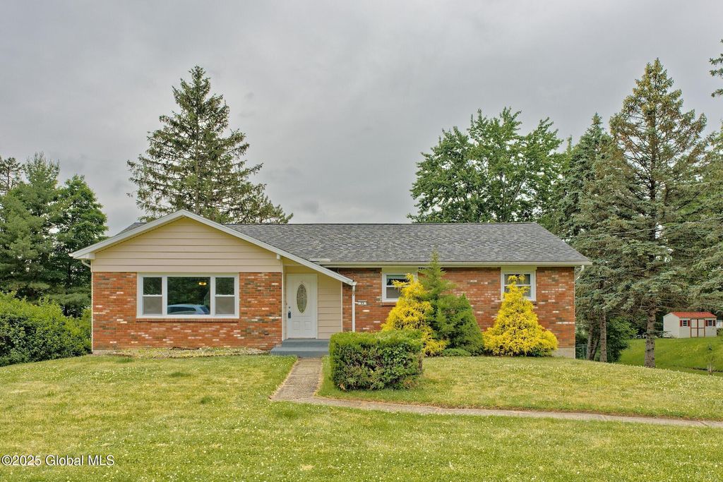 35 Zelenke Drive, North Greenbush, NY 12198