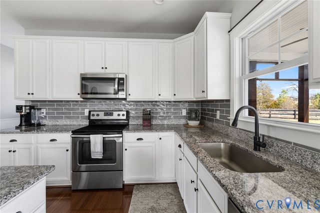 13335 Farm View Dr, Ashland, VA 23005