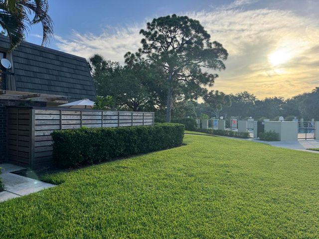 423 4th Terrace, Palm Beach Gardens, FL 33418