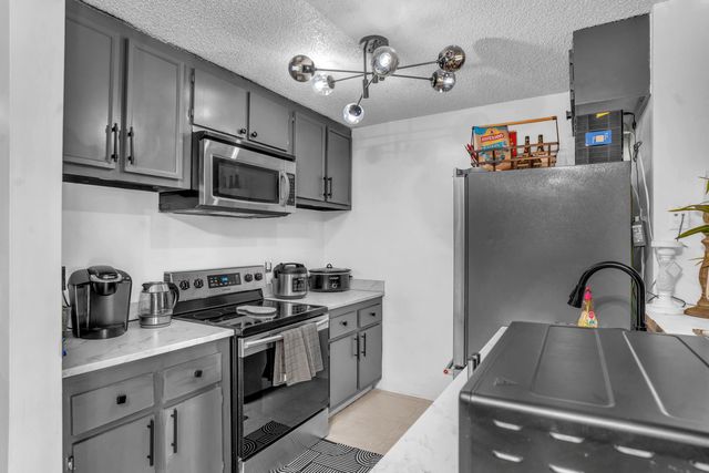 1423 Meadows Circle W, Boynton Beach, FL 33436