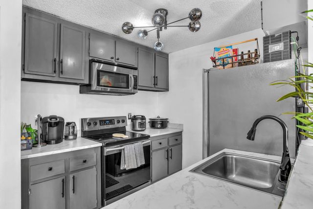 1423 Meadows Circle W, Boynton Beach, FL 33436