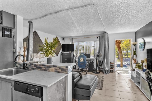 1423 Meadows Circle W, Boynton Beach, FL 33436