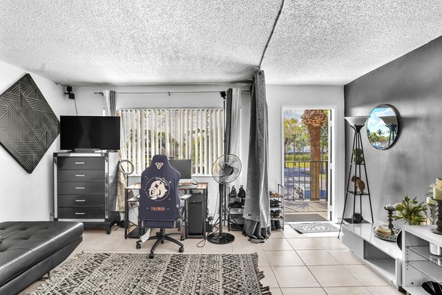 1423 Meadows Circle W, Boynton Beach, FL 33436
