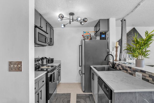 1423 Meadows Circle W, Boynton Beach, FL 33436