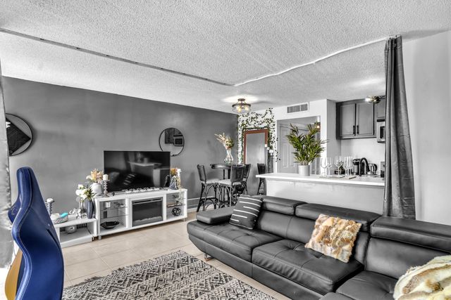 1423 Meadows Circle W, Boynton Beach, FL 33436