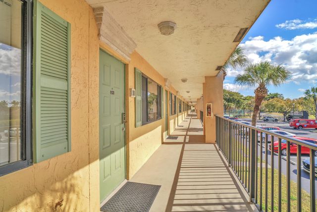 1423 Meadows Circle W, Boynton Beach, FL 33436