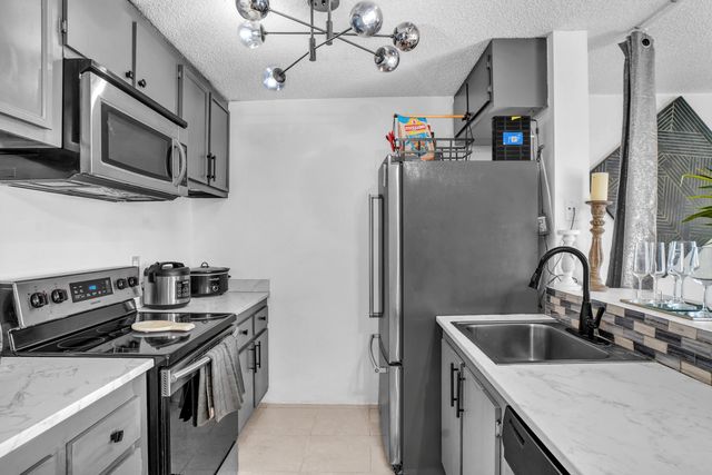 1423 Meadows Circle W, Boynton Beach, FL 33436