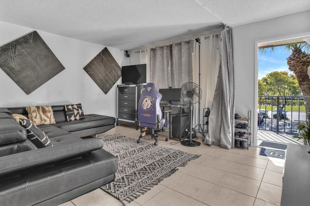 1423 Meadows Circle W, Boynton Beach, FL 33436