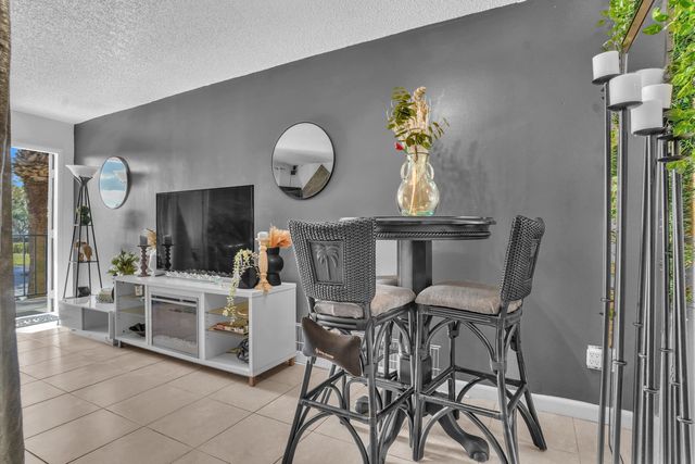 1423 Meadows Circle W, Boynton Beach, FL 33436