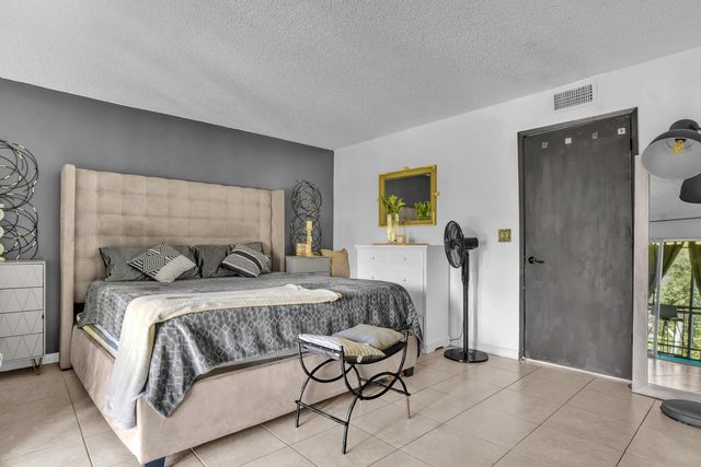 1423 Meadows Circle W, Boynton Beach, FL 33436