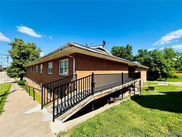 207 S 5th Street, Louisiana, MO 63353