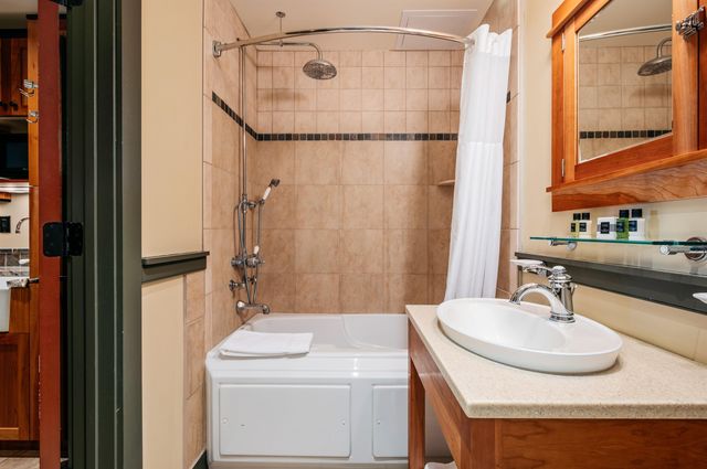 2035 N US-31 N, East Bay Twp, MI 49686