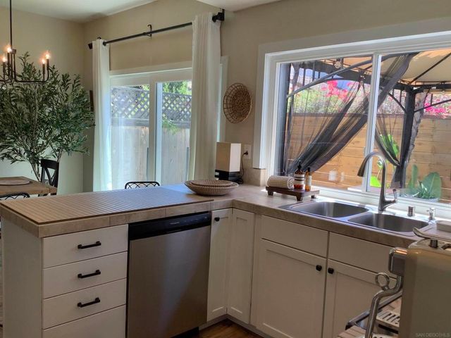 2422 Summerhill, Encinitas, CA 92024