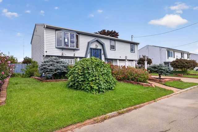 202 Oman St, Fall River, MA 02721